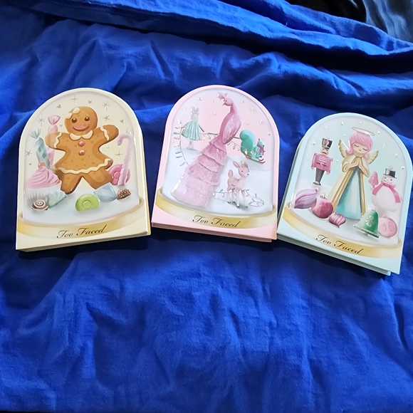 Too Faced Let It Snow Globes Palette Trio - Picture 2 of 13